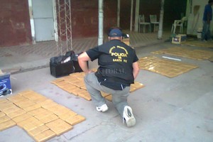 ELLITORAL_247971 |  El Litoral. La Policía provincial protagonizó una persecución, el 25 de noviembre de 2012, en zona rural, que terminó con dos detenidos, un prófugo y el secuestro de 191 kilos de marihuana.