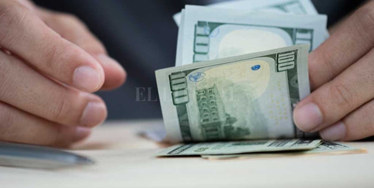 El dólar se abrió a $ 70 en el Banco Nación y el blue se vende a $ 125