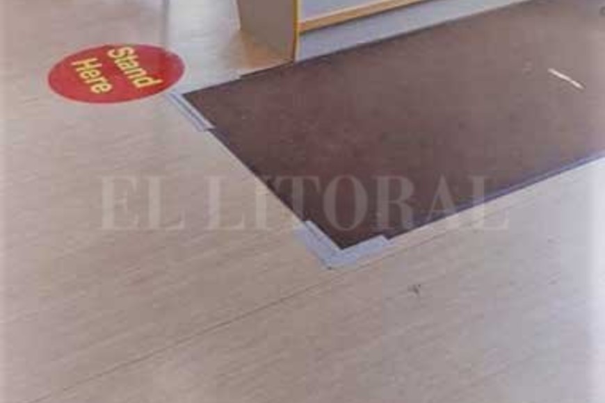 ELLITORAL_300848 |  Gentileza  Gustavo Peretti. Distancia. La señalética en el suelo, en un supermercado de las islas.