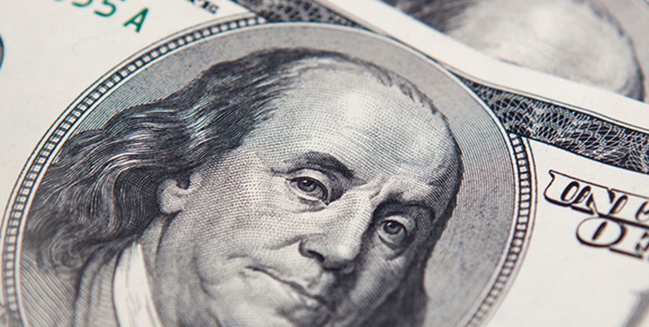 El dólar cerró en $ 43, 87 y acumula cuatro días a la baja