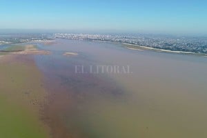 ELLITORAL_306200 |  Fernando Nicola Postal. La bajante que impera en el Paraná muestra una laguna casi  seca .