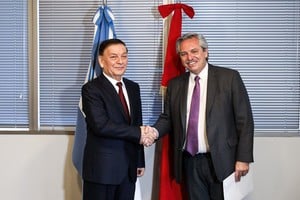 ELLITORAL_274839 |  ESTEBAN COLLAZO Telam, Buenos Aires, 09 de diciembre de 2019:
El presidente electo, Alberto Fernández, recibe en sus oficinas al vicepresidente del Comité Permanente de la Asamblea Popular Nacional de China, Arken Imirbaki, enviado especial del presidente Xi Jinping, junto al futuro canciller Felipe Solá.
Foto: Prensa Alberto Fernández