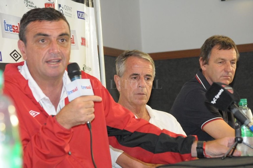 ELLITORAL_292735 |  Archivo El Litoral Una noche difícil Diego Osella presenta la renuncia después de la derrota con Argentinos Juniors y a cuatro fechas del final del torneo de la B Nacional en el 2014. Ese fue el momento en el que fueron a buscar a  Mostaza  Merlo y a las pocas semanas se celebraba la vuelta a Primera.