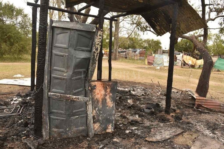 ELLITORAL_312365 |  Guillermo Di Salvatore Violencia. El fin de semana quemaron esta casa y hubo tiros toda la noche del sábado.