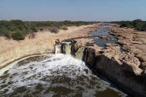 ELLITORAL_297382 |  Fernando Nicola (Drone) El fenómeno se puede observar en gran parte del año y es un punto atractivo para la pesca deportiva. Pero ahora, con la bajante del río, el salto se hizo más pronunciado.