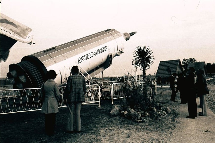 ELLITORAL_219400 |  Archivo El Litoral Listo para despegar. La foto es de 1980 y muestra la plataforma del astro-liner al lado del antiguo complejo de Piedras Blancas.