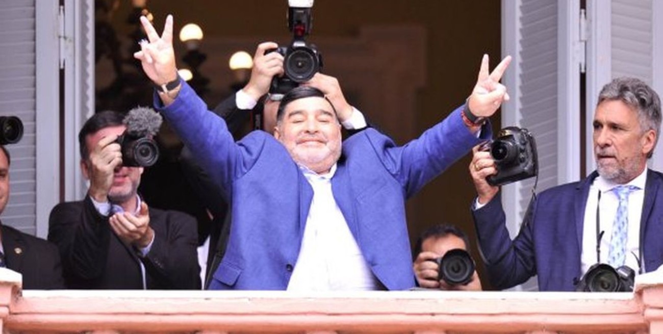 Maradona visitó a Fernández en la Rosada y salió a saludar por el balcón