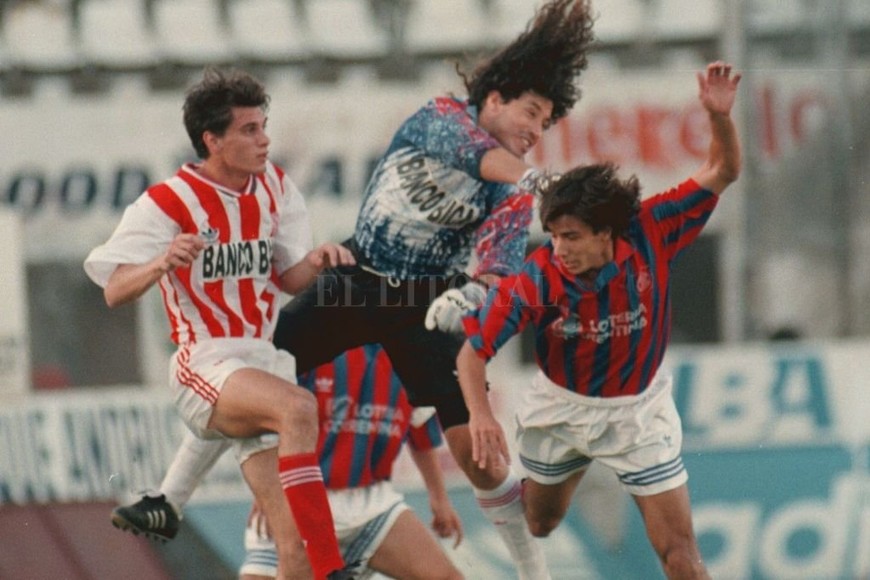 ELLITORAL_329362 |  Alejandro Villar Melena al viento y toda su potencia para ir a buscar la pelota. Así era Maciel, el arquero con el que el hincha se encariñó enseguida en Unión.