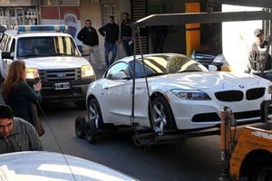 Luis Cetraro Un símbolo del narcolavado fue la aparición de la cupé BMW Z-4 que fuera del Fantasma Paz (narco asesinado en Rosario), en poder del Zurdo Villarroel y cuya venta estaba a cargo de Lescano.
