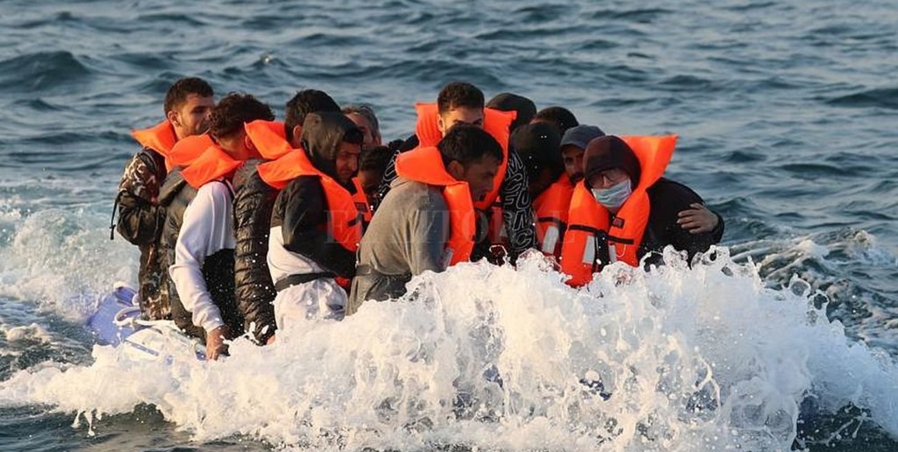 Unos 52.000 migrantes intentaron cruzar el Canal de la Mancha hacia el Reino Unido en 2021