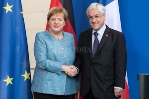 ELLITORAL_225694 |  dpa El presidente chileno, Sebastián Piñera, y la canciller alemana, Angela Merkel, se dan la mano tras una rueda de prensa.