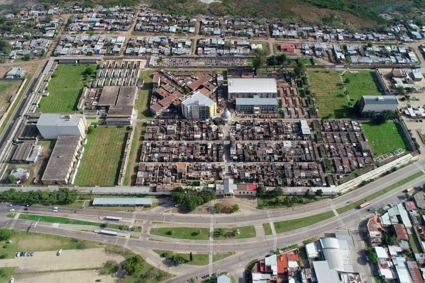 ELLITORAL_311793 |  Fernando Nicola Panorámica. La necrópolis santafesina, desde el aire.