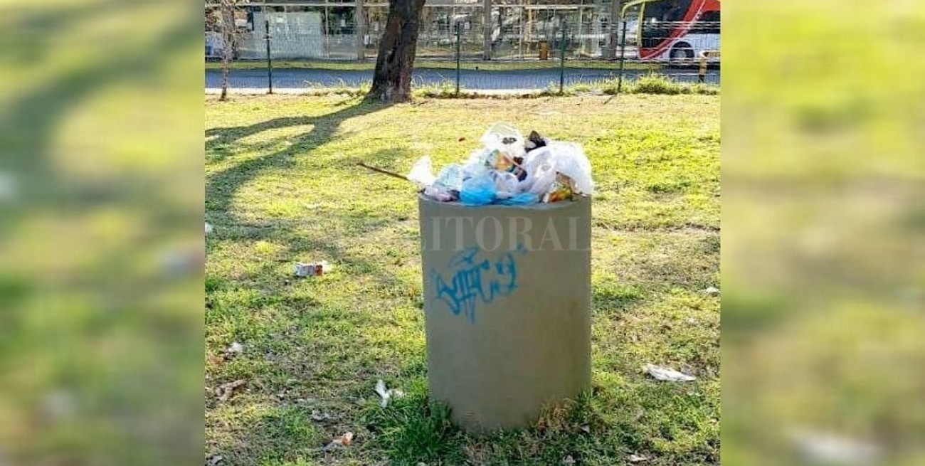 Abandono: los cestos desbordan de basura en la zona del Predio Ferial
