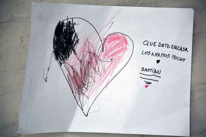 ELLITORAL_312236 |  Flavio Raina Quedate en casa. Una de las peredes de la fundación está llena de dibujos de los chicos.  Los hicieron en el marco de la pandemia, y es una forma de tenerlos cerquita , cuenta Dalinger.
