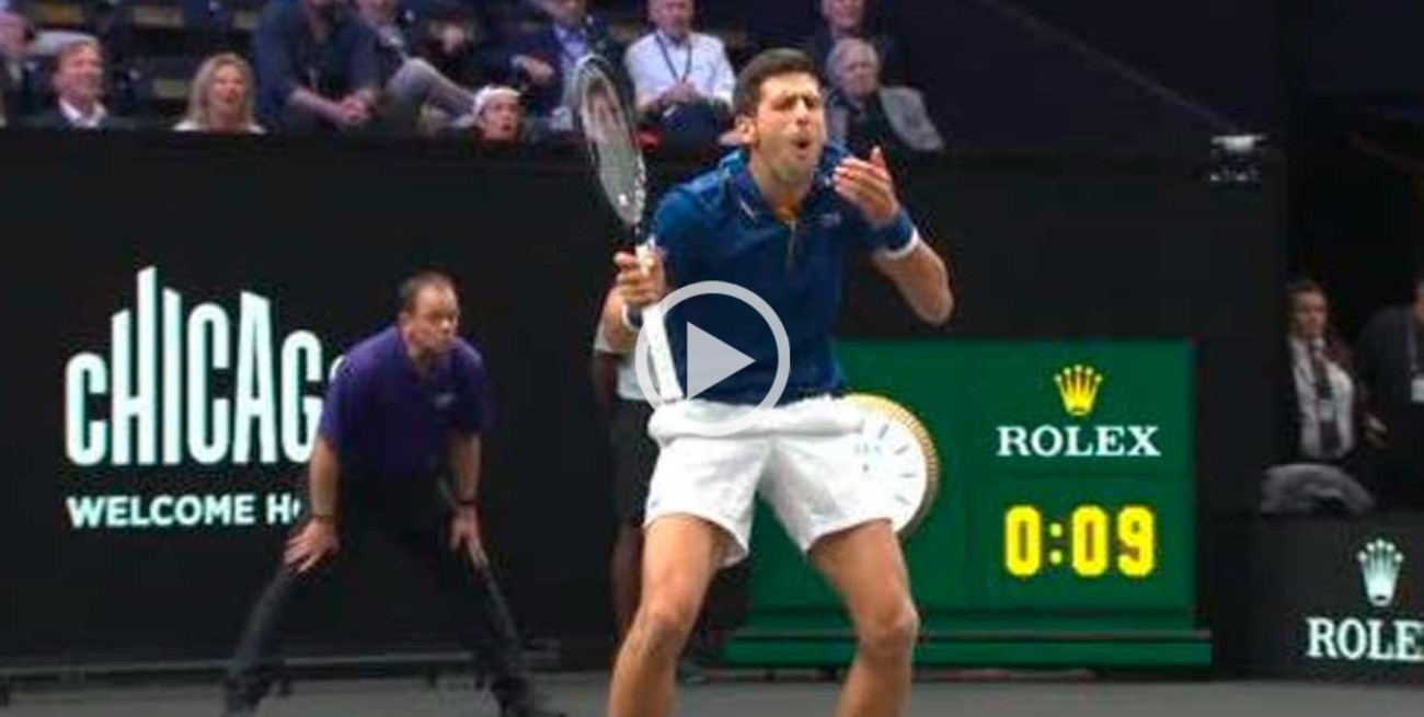 Video: Djokovic le pegó un pelotazo a Federer en la espalda y todo fue risas