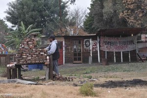 Flavio Raina Plantar bandera. Los vecinos se identifican con el Movimiento Territorial La Carbonilla.