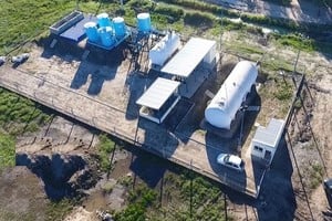 Gobierno de la provincia. Desde arriba. La nueva planta realiza un proceso innovador sin agregado de químicos. Tiene una capacidad de producción de 1.200.000 litros diarios