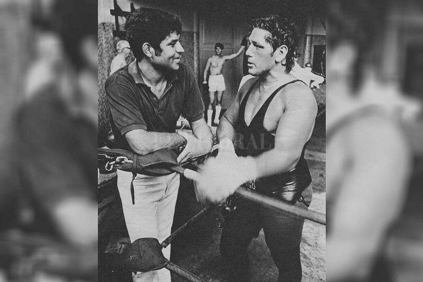 ELLITORAL_323790 |  Archivo El Litoral Charlando con Ringo Bonavena en una visita al Luna Park, cuando jugaba en Huracán.