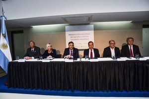 Télam Anuncio. Los ministros de Salud y de Ciencia y Tecnología; junto a la interventora de Anlis-Malbrán, Claudia Perandones y los doctores Félix Rosenberg, Carlos Alberto Chiale y Adolfo Sánchez de León.