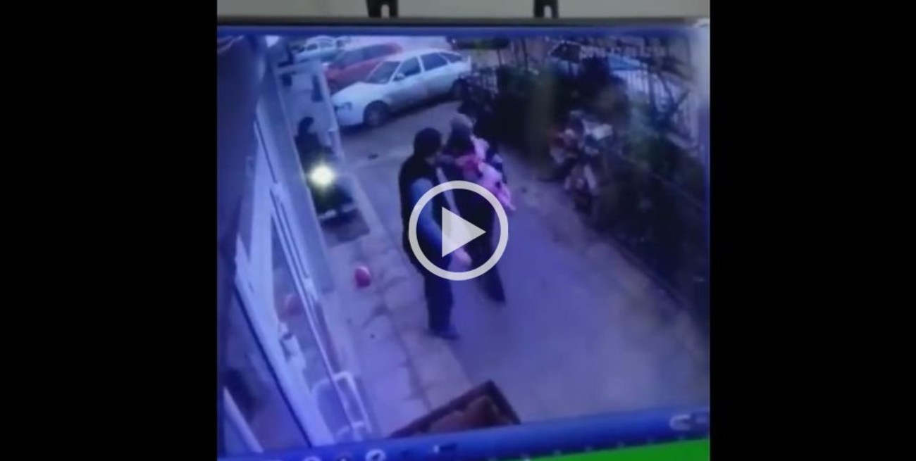 Video: Niña de 5 años cayó de un quinto piso y dos peatones le salvaron la vida
