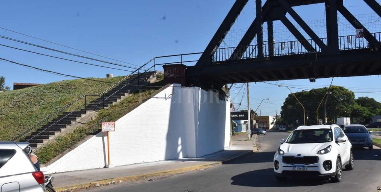 Convocan a un acto de repudio por el blanqueo de los murales del Puente Negro