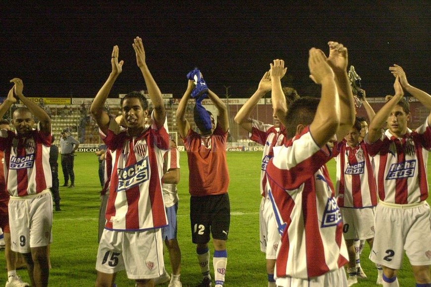 ELLITORAL_292519 |  Alejandro Villar El instante final y la despedida en ese debut con la rojiblanca. En la foto se observa al actual entrenador de la reserva e interino de la primera, Marcelo Mosset.