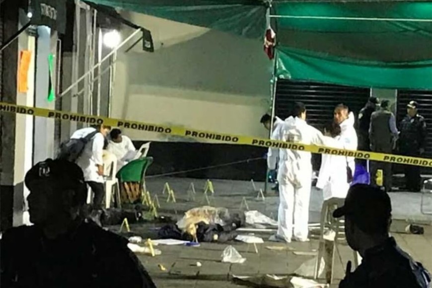ELLITORAL_223202 |  Internet El viernes por la noche, unos cinco hombres vestidos como mariachis atacaron a tiros a 13 personas frente a un local en la popular Plaza Garibaldi, en el centro de la Ciudad de México. Los agresores huyeron en motocicletas.