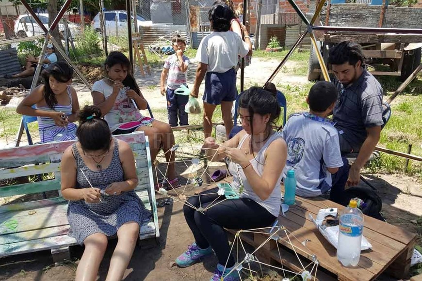 ELLITORAL_239881 |  Gentileza Todos colaboran. Las mamás y los más chiquitos practican diversas técnicas constructivas con palillos y elementos reciclables.