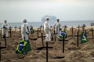 ELLITORAL_307101 |  Antonio Lacerda AME5885. RÃO DE JANEIRO (BRASIL), 11/06/2020.- Activistas colocan ciento diez cruces, como forma de denunciar los errores cometidos por el Gobierno en la gestiÃ³n de la crisis del coronavirus, durante un acto organizado por la ONG Rio de Paz este jueves, en la playa de Copacabana, RÃ­o de Janeiro (Brasil). EFE/ Antonio Lacerda