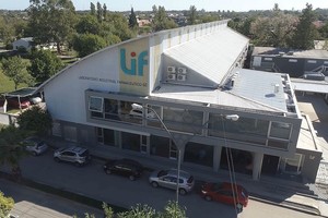 Archivo Un reciente análisis de costos y precios de los medicamentos producidos por el Laboratorio Industrial Farmacéutico (LIF), sólo durante los años 2016, 2017 y 2018, arrojó un ahorro de 55 millones de dólares para la provincia.
Foto: Gentileza Gobernación