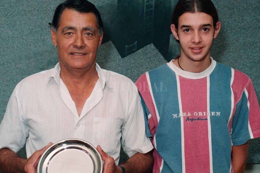 ELLITORAL_240972 |  El Litoral Merecido. Guillermo Cardozo junto a su hijo, en un reconocimiento en la Liga Rafaelina