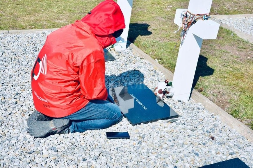 ELLITORAL_259543 |   Recé por los caídos, varios de ellos eran conocidos de mi familia , reconoció cuando se acercó a la tumba de los caídos.