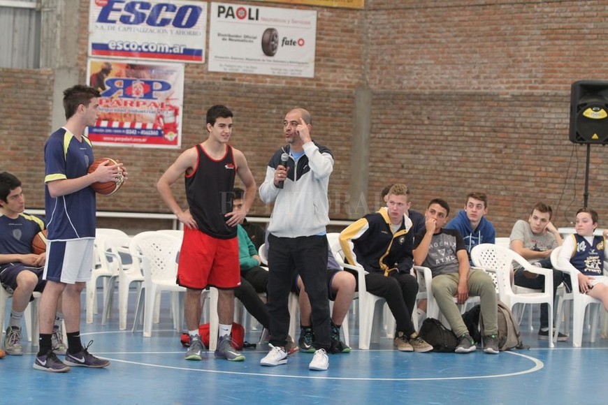 ELLITORAL_235494 |  Guillermo Di Salvatore En Santa Fe. Hernández, en oportunidad de una de las Clínicas que realizó en la capital provincial. Como siempre, fue recibido con especial afecto y reconocimiento.