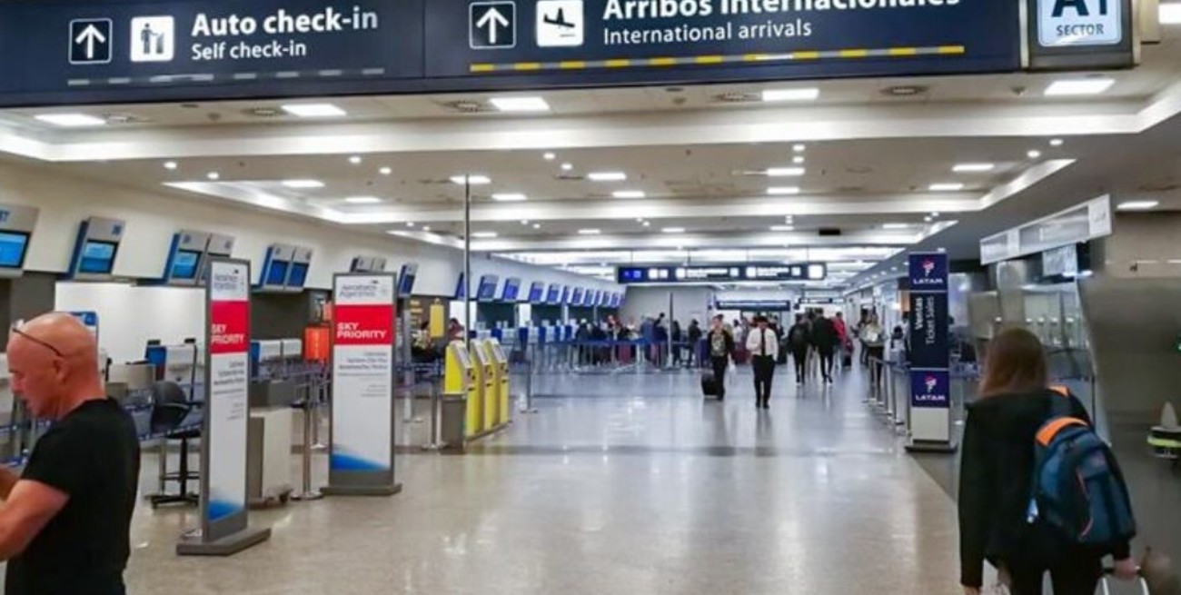 Coronavirus: aplicarán un nuevo protocolo obligatorio para los vuelos que lleguen a Argentina