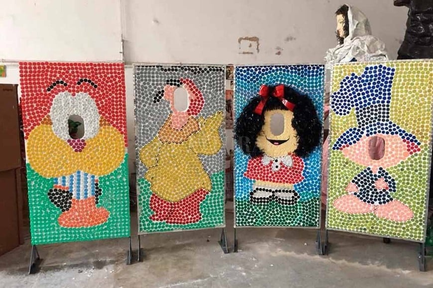 ELLITORAL_233380 |  Gentileza Recreando ROSTROS DE ALEGRÍA. Gaturro, Larguirucho, Mafalda e Hijitus son algunos de los personajes plasmados en tableros hechos de tapitas plásticas.