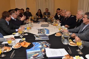 Flavio Raina Jukic y Venesia se encargaron de informar a entidades santafesinas del detalle de lo actuado ante el ministerio de Dietrich. Una Unidad de Proyectos Especiales del Ministerio de Transporte tiene en análisis los pliegos para la nueva concesión.