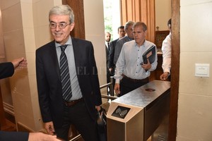 ELLITORAL_277689 |  Flavio Raina La interna del PJ en la Cámara alta marca los tiempos de la Legislatura. A las 11 llegaron a la Legislatura los enviados del gobernador, entre ellos el ministro Agosto.