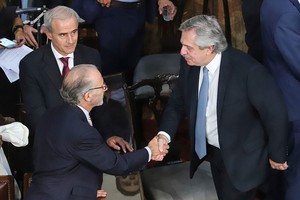 NA El jefe de Estado saludó al presidente de la Corte nacional, Carlos Rosenkrantz, al término del acto en el Congreso.