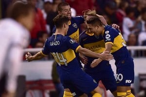 ELLITORAL_259398 |  Télam Argentina's Boca Juniors player Emanuel Reynoso (R) celebrates with teammates after scoring  during a Copa Libertadores football match between Ecuador's Liga de Quito and Argentina's Boca Juniors in Quito, Ecuador, on August 21, 2019. (Photo by RODRIGO BUENDIA / AFP)