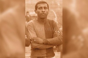 Archivo El Litoral El uruguayo posando con la camiseta de Colón el torneo que el equipo ascendió  a Primera