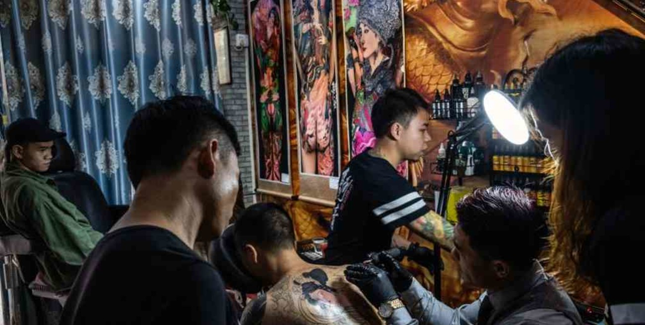 Insólito: una ciudad china ordena a los taxistas que se quiten los tatuajes