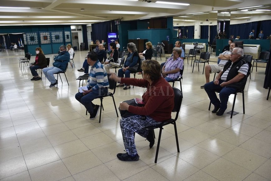 ELLITORAL_294066 |  Flavio Raina Distancia. En el salón gremial se dispuso de un cómo espacio de espera para los turnos de vacunación, respetando las medidas sanitarias.