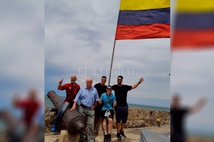 ELLITORAL_224009 |  El Litoral Patricio Fleming, vicepresidente sabalero, posando con los hijos de José Alonso y otros hinchas rojinegros en la bella Cartagena.