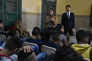 Luis Cetraro Los fiscales Federico Grimberg y Yanina Tolosa en un momento del encuentro con los alumnos.