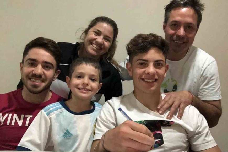 ELLITORAL_326393 |  Gentileza La familia, con sus hermanos y padres, en el momento de la firma del contrato.