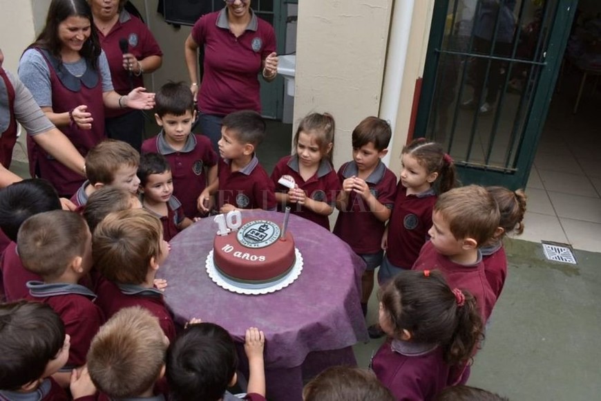 ELLITORAL_241686 | Flavio Raina En el aula, como todos los días, parte del plantel fundante de la escuela del IES se hizo un apartado para el feliz cumpleaños .