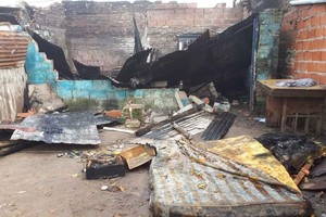 Danilo Chiapello Las llamas destruyeron por completo la vivienda. Pero el siniestro afectó también a dos casas linderas que nada tienen que ver con el conflicto.