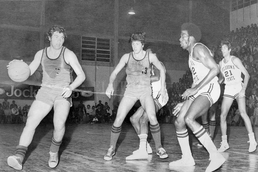 ELLITORAL_248215 |  Archivo El Litoral Carlos Verga en acción, en el gimnasio Mocoretá, con la camiseta de Colón y ante el representativo de la Oklahoma University de Estados Unidos.