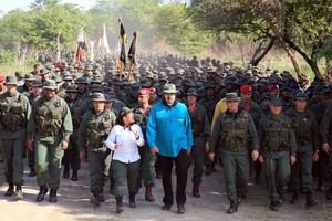 ELLITORAL_259187 |  Xinhua (190504) -- COJEDES, 4 mayo, 2019 (Xinhua) -- Imagen cedida por la Presidencia de Venezuela del presidente venezolano, Nicolás Maduro (c-frente), participando en una jornada de adiestramiento en el centro de adiestramiento militar "José Laurencio Silva", en la localidad de El Pao, estado de Cojedes, Venezuela, el 4 de mayo de 2019. Durante los ejercicios que se realizaron en el centro de adiestramiento militar "José Laurencio Silva", Maduro aseguró: "Somos un país que tiene una poderosa Fuerza Armada Nacional Bolivariana (FANB) que debe estar más unida, más cohesionada y más leal que nunca". (Xinhua/Presidencia de Venezuela) (ms) (rtg)