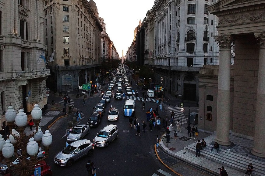 ELLITORAL_333816 |  Télam/Ramino Gómez Telam, Ciudad de Buenos Aires, 27 de octubre de 2020: La "Caravana de las Mil Flores" rodeó esta tarde la Plaza de Mayo, en la ciudad de Buenos Aires, con replicas en simultáneo en diferentes espacios públicos del interior del país en homenaje al expresidente Néstor Kirchner, al cumplirse una década de su fallecimiento.
Foto: Ramiro Gómez/mcl/Telam
